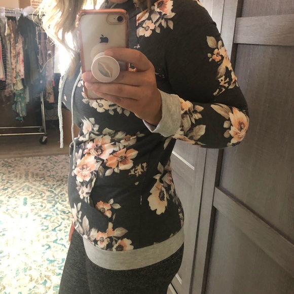 Last 1!!! Small Floral hooded sweatshirt - Picture 6 of 6